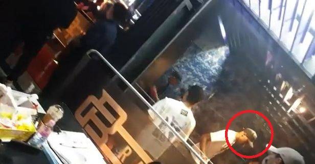 브라질 남자 축구 국가대표팀이 서울 강남에 위치한 한 클럽으로 들어가고 있다. [트위터 캡처]