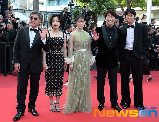 The 75th Cannes International Film Festival (Cannes Film Festival 2022/hereinafter Cannes Film Festival) closing ceremony Red Carpet was held at the Cannes Palais de Festival in France on the afternoon of May 28 (local time).Hirokazu Koreda, Kang-Ho Song, Kang Dong Won, Lee Ji-eun and Lee Ju-young stepped on Red Carpet.
