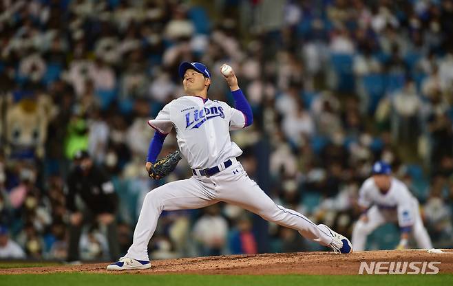 [대구=뉴시스] 이무열 기자 = 4일 오후 대구 수성구 삼성라이온즈파크에서 열린 2022 KBO 리그 NC 다이노스와 삼성 라이온즈의 경기, 4회초 삼성 선발 백정현이 공을 던지고 있다. 2022.05.04. lmy@newsis.com