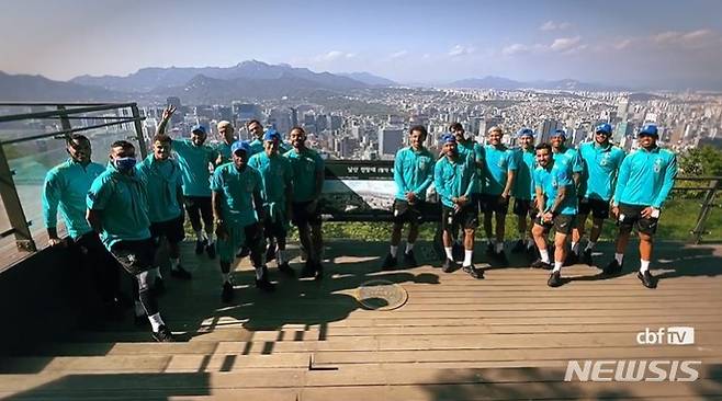 [서울=뉴시스]네이마르 등 브라질 선수단, 남산 나들이 (사진 = 브라질축구협회 SNS 캡처)