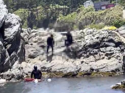 [울산=뉴시스]29일 울산해양경찰서 구조요원이 울주군 서생면 솔개해변 앞 갯바위에 고립돼 있던 50대 남녀를 구조하기 위해 접근하고 있다. (사진=울산해양경찰서 제공) 2022.05.29. photo@newsis.com *재판매 및 DB 금지