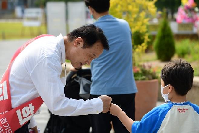 [수원=뉴시스] 임태희 경기도교육감 후보가 주말동안 경기지역을 돌며 시민들을 만나고 있다. (사진=임태희 캠프 제공) *재판매 및 DB 금지