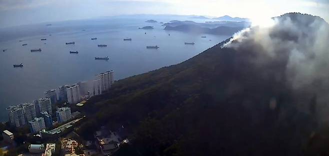 [부산=뉴시스] 29일 오후 부산 영도구 봉래산 7부 능선에서 불이 났다. (사진=산림청 제공) *재판매 및 DB 금지