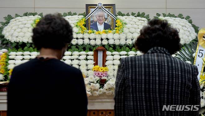 [광주=뉴시스] 변재훈 기자 = 29일 오후 광주 동구 학동 금호장례식장 내 고(故) 정동년 5·18기념재단 이사장의 빈소에서 조문객들이 고인을 추모하고 있다. 고 정 이사장은 5·18 항쟁 당시 '내란 주도' 누명을 쓰고 군사재판에서 사형 선고를 받고 사면된 직후 항쟁 정신 계승과 진상 규명에 앞장섰다. 2022.05.29. wisdom21@newsis.com