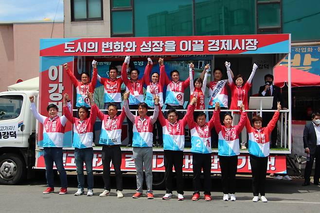 [포항=뉴시스] 이바름 기자 = 김기현 국민의힘 공동선거대책위원장이 29일 경북 포항시 남구 오천시장을 찾아 제8회 전국동시지방선거 포항지역 후보들의 당선을 위해 지원 유세를 벌였다.(사진=김병욱 국회의원실 제공) 2022.05. 29. photo@newsis.com *재판매 및 DB 금지