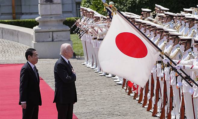 조 바이든(오른쪽) 미국 대통령이 23일 일본 도쿄 영빈관에서 열린 환영식에 참석해 기시다 후미오 일본 총리와 함께 의장대를 사열하고 있다. 도쿄=AP뉴시스