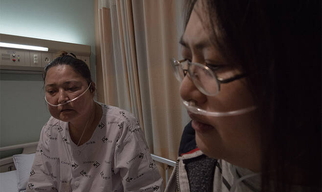 2018년 고 안은주씨(왼쪽)의 병실을 찾아온 조순미씨 모습.