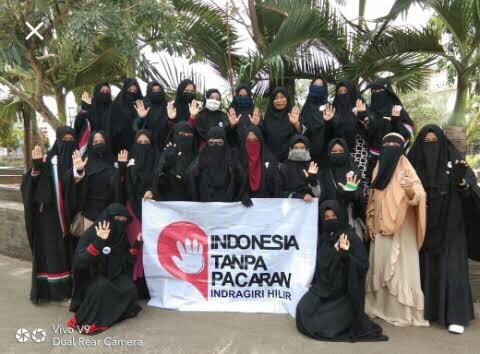 ‘데이트 없는 인도네시아’(Indonesia Tanpa Pacaran) 운동을 지지하는 이들이 사진을 찍고 있다. 사진=quora 캡처