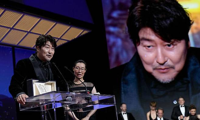 배우 송강호가 28일(현지시간) 프랑스 칸 뤼미에르 대극장에서 열린 제75회 칸국제영화제 시상식에서 영화 '브로커'로 남우주연상을 받고 소감을 말하고 있다. AP뉴시스