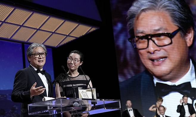 박찬욱(왼쪽) 감독이 28일(현지시간) 프랑스 칸 뤼미에르 대극장에서 열린 제75회 칸국제영화제 시상식에서 영화 ''헤어질 결심''으로 감독상을 받은 후 소감을 밝히고 있다. AP연합뉴스