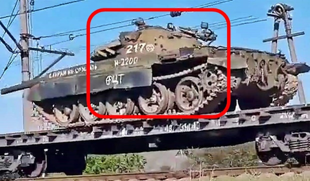 25일 자포리지야주 군사 당국은 러시아군이 멜리토폴로 한물간 T-62 전차를 실어 날랐다고 밝혔다.