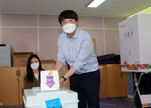 이준석 국민의힘 대표가 28일 오전 인천시 계양구 계산2동 행정복지센터 사전투표소에서 투표를 하고 있다. 연합뉴스