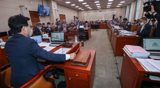 26일 오후 국회에서 열린 법제사법위원회 전체회의에서 박광온 위원장이 의사봉을 두드리고 있다. 성형주 기자