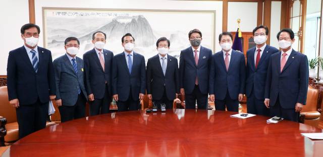 박병석 국회의장이 29일 오전 국회에서 추경호 부총리 겸 기획재정부 장관 및 여·야 원내대표 등과 추경 협의 전 포즈를 취하고 있다. 왼쪽부터 더불어민주당 맹성규 예결위 간사, 김성환 정책위의장, 추경호 부총리, 더불어민주당 박홍근원내대표, 박병석 의장, 국민의힘 권성동 원내대표, 성일종 정책위의장, 송언석 원내수석부대표, 류성걸 예결위 간사. 성형주 기자