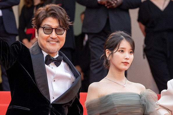 제75회 칸 국제영화제(이하 칸 영화제) 한국 배우 최초로 남우주연상을 수상한 송강호(좌)와 같이 사진을 찍는 가수 겸 배우 아이유. 게티이미지 제공