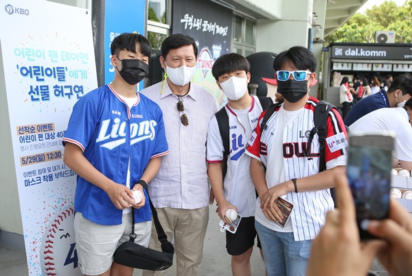 허구연 KBO 총재(가운데) / 사진=KBO 제공