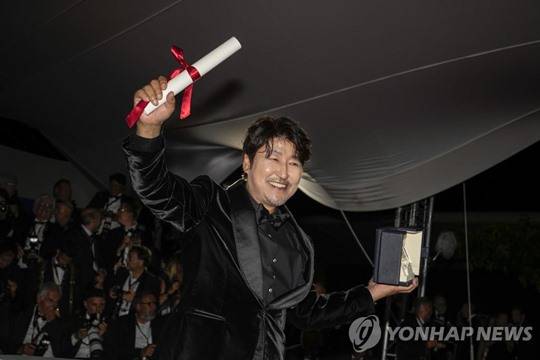 칸 영화제에서 한국 남자배우 최초 남우주연상을 수상한 송강호. 사진l연합뉴스