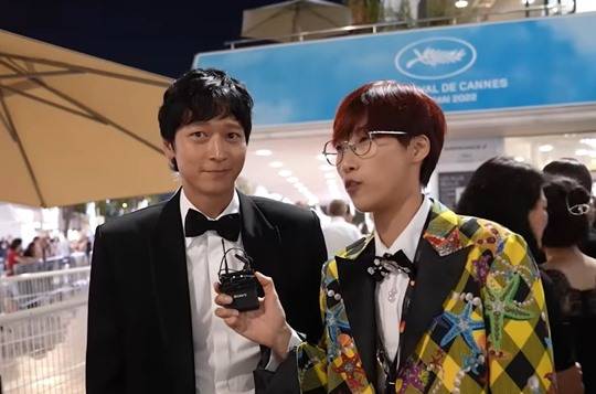 배우 강동원(왼쪽)과 방송인 재재. 사진l유튜브 채널 '문명특급' 영상 캡처