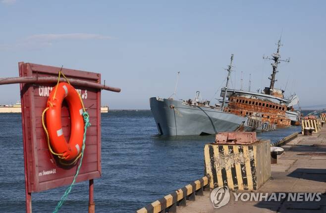 마리우폴항에 묶인 우크라이나 선박 [타스 연합뉴스 자료사진. 재판매 및 DB 금지]