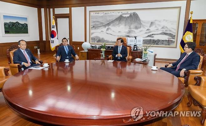 여·야·정 추경안 협의 (서울=연합뉴스) 이정훈 기자 = 박병석 국회의장이 29일 오전 국회에서 추경호 부총리 겸 기획재정부 장관, 더불어민주당 박홍근 원내대표, 국민의힘 권성동 원내대표와 여·야·정 추경안 협의를 위해 회동하고 있다. 2022.5.29 [국회사진기자단] uwg806@yna.co.kr