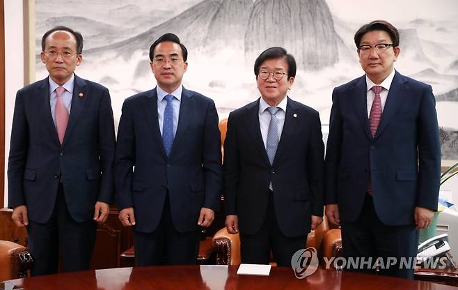 회동하는 박병석 국회의장, 권성동ㆍ박홍근 원내대표, 추경호 경제부총리 (서울=연합뉴스) 하사헌 기자 = 박병석 국회의장과 국민의힘 권성동 원내대표, 더불어민주당 박홍근 원내대표, 추경호 부총리 겸 기획재정부 장관이 29일 서울 여의도 국회 의장실에서 추경안 논의를 위한 회동을 하고 있다. 2022.5.29 [국회사진기자단] toadboy@yna.co.kr