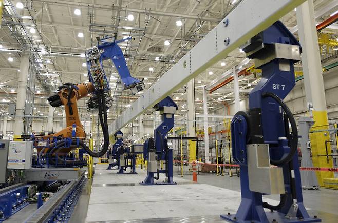 로봇을 적용해 자동화된 미 보잉사의 생산공정. (사진= AFP)