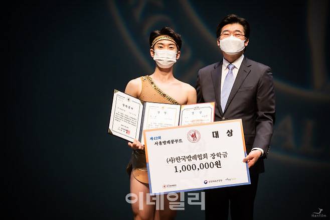 제42회 서울발레콩쿠르 대상을 수상한 이승민(왼쪽)군과 박재홍 한국발레협회장. (사진=한국발레협회)