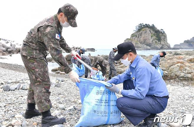 해군작전사령부 장병들이 제27회 바다의 날(31일)을 앞둔 30일 오전 부산 남구 오륙도 선착장 해안가에서 환경정화활동을 하고 있다.(해군작전사령부 제공)© 뉴스1