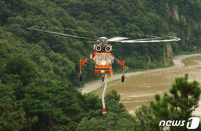 산림항공관리소 초대형헬기 산불진화시범 모습© 뉴스1