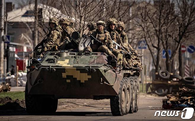 7일(현지시간) 러시아의 침공 속 우크라이나 돈바스 지역 세베로도네츠크에서 병사들이 장갑차를 타고 순찰을 하고 있다. © AFP=뉴스1 © News1 우동명 기자