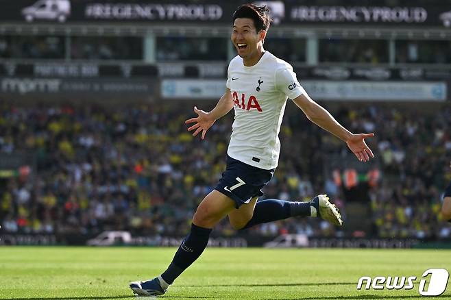 손흥민이 22일(현지시간) 영국 노리치의 캐로 로드에서 열린 EPL 노리치 시티와 경기서 2골을 몰아치며 시즌 23호골을 기록해 아시아 선수로는 처음으로 EPL 득점왕에 올라 기뻐하고 있다. © AFP=뉴스1 © News1 우동명 기자