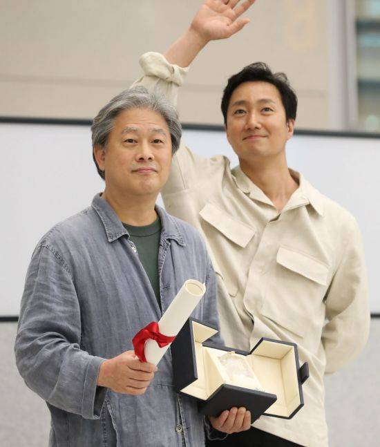 ▲박찬욱 감독(왼쪽)과 배우 박해일(오른쪽) [이미지출처=연합뉴스]