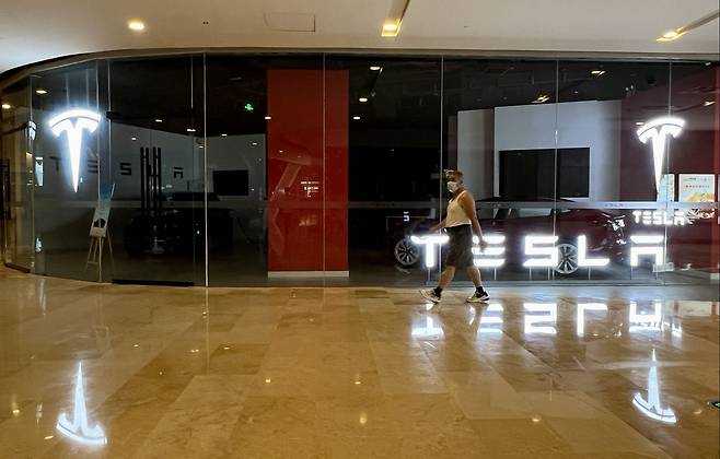 중국 베이징 쇼핑몰이 영업을 중단하면서 쇼핑몰 안 테슬라 매장도 문을 닫았다. /김남희 특파원