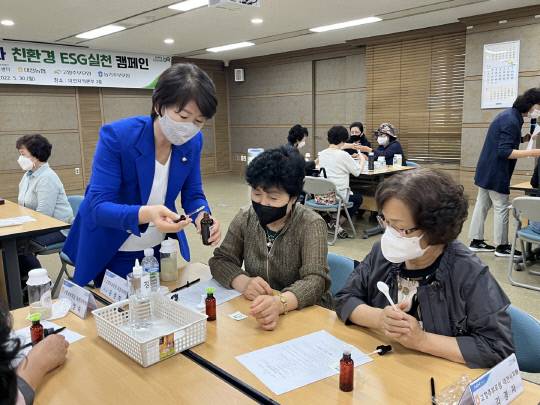 농협중앙회 대전지역본부와 (사)고향주부모임, (사)농가주부모임이 30일 대전녹색구매지원센터와 함께 친환경 녹색 소비문화 확산을 위한 생활 속 ESG(환경·사회·지배구조) 캠페인에 동참했다. 사진=농협중앙회 대전지역본부 제공