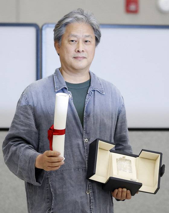 ‘헤어질 결심’의 박찬욱 감독이 ‘제75회 칸 국제영화제’를 마치고 30일 인천국제공항을 통해 귀국해 포즈를 취하고 있다. 2022.5.30/뉴스1