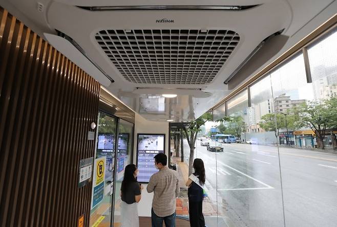 지난 2020년 9월 서울의 한 버스정류장의 에어컨이 가동되고 있다. 동아일보 제공