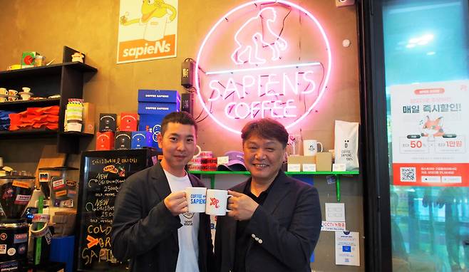 정세현 커피사피엔스 대표(왼쪽)와 김경훈 얍모바일 대표가 얍오더 공급 계약 체결했다.