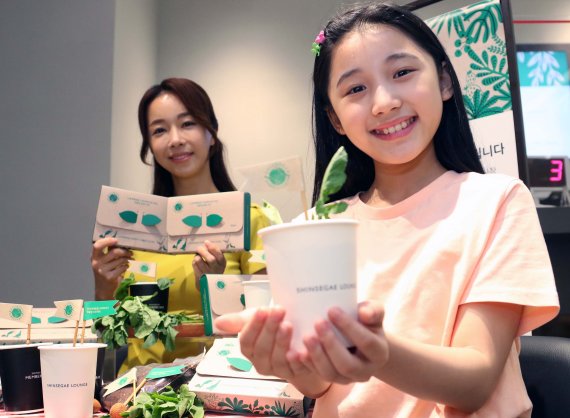 모델들이 신세계백화점의 친환경 식물 재배 키트를 소개하고 있다.