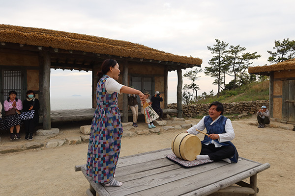 최근 도초 여행객들이 찾는 인기 장소, 영화 ‘자산어보’ 촬영 세트장, 소리꾼 김명남과 고수로 변한 화가 조풍류.