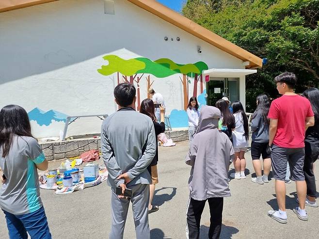 25일 광주 광산구 새날학교 벽면에 우크라이나 출신 고려인 어린이와 지역 예술가들이 벽화를 그리고 있다. 고려인마을 제공
