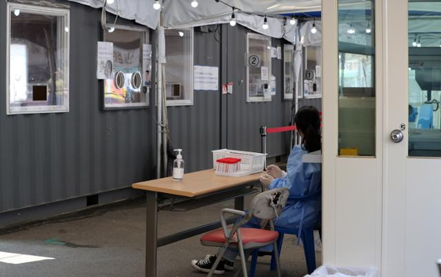 23일 오전 서울 중구 서울역 임시선별검사소가 한산한 모습을 보이고 있다. 뉴스1