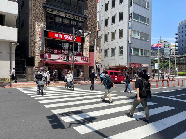 30일 오전 11시 30분 도쿄 고탄다역 인근 횡단보도를 마스크 쓴 시민들이 건너가고 있다. 햇볕이 뜨거웠고 혼잡하지도 않지만 행인 모두 마스크를 착용하고 있다. 도쿄=최진주 특파원