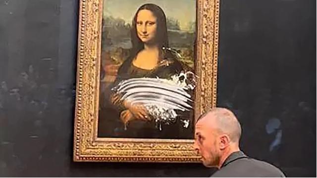 프랑스 루브르 박물관에 전시 중인 레오나르도 다빈치의 '모나리자'가 케이크 테러를 당한 모습. SNS 캡처