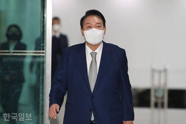 윤석열 대통령이 30일 오전 용산 대통령실 청사로 출근하고 있다. 서재훈 기자
