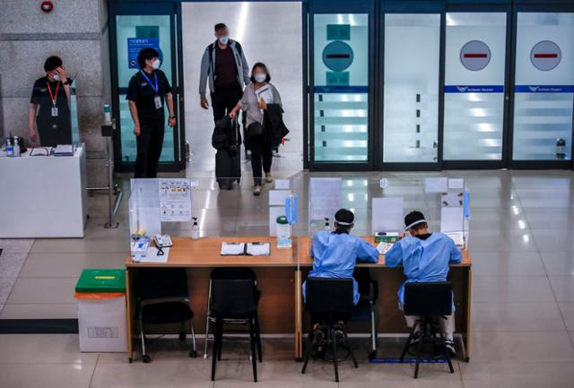 23일 오후 인천국제공항 제1터미널에서 입국자가 이동하고 있다. 정부는 이날부터 해외 입국자가 입국 전에 받아야 하는 코로나19 검사로 유전자증폭(PCR) 검사뿐 아니라 전문가용 신속항원검사(RAT)도 인정한다. 해외 입국자는 국내로 들어오기 전 48시간 이내에 시행한 PCR 음성 확인서나 24시간 이내에 시행한 RAT 음성 확인서를 제출하면 된다. 영종도=뉴시스