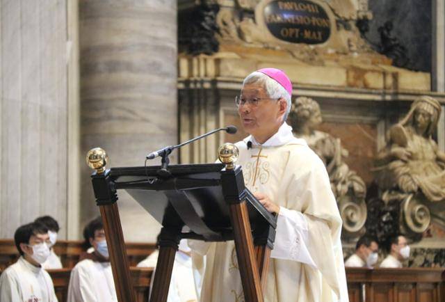 추기경으로 임명된 유흥식 라자로 대주교가 지난해 8월 21일 바티칸시국 성베드로 대성전에서 봉헌된 성김대건 안드레아 신부 탄생 200주년 기념 미사에서 강론하고 있다. 연합뉴스