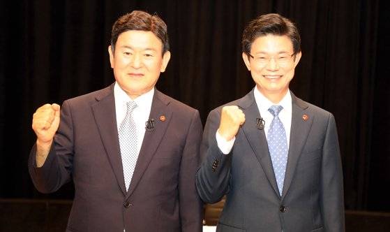 김광수 제주교육감 후보(왼쪽)와 이석문 후보가 25일 오후 제주시 오라3동 JIBS 제주방송에서 열린 제주특별자치도 선거방송토론위원회 주관 토론회에서 기념 촬영을 하고 있다. 뉴스1