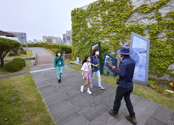 건물 15동이 다리로 연결돼 굽이굽이 이어진 언덕 위 성벽과 같이 옥상정원에도 자연스레 오르막과 내리막, 굽잇길이 있다.