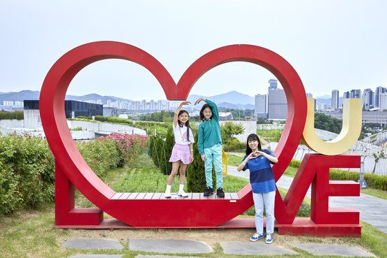 다양한 조형물도 관람객의 눈길을 끌고, 곳곳에 마련된 포토존에서 사진을 찍으며 해설사의 해설을 듣다 보면 시간이 금방 지난다.