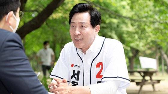오세훈 국민의힘 서울시장 후보가 28일 오전 서울 성동구 서울숲에서 중앙일보와 인터뷰하고 있다. 김현동 기자